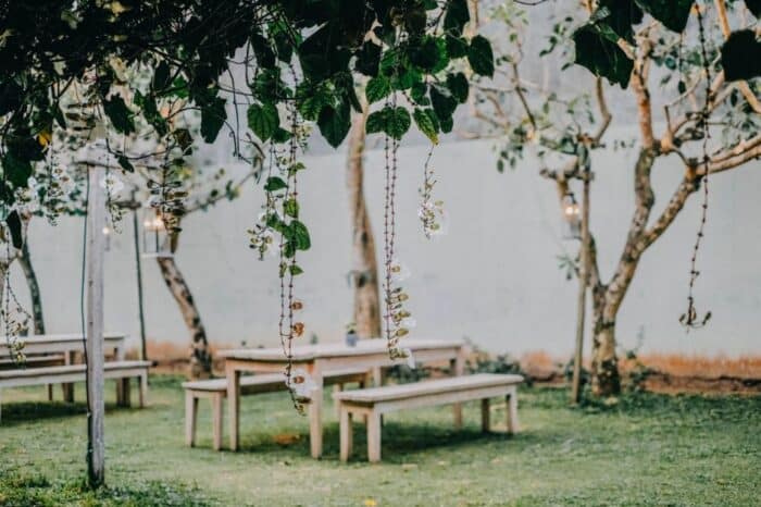 Jardin avec table et chaises