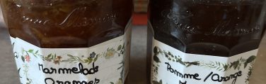 Deux pots de confiture, étiquettes, couvercles à carreaux.
