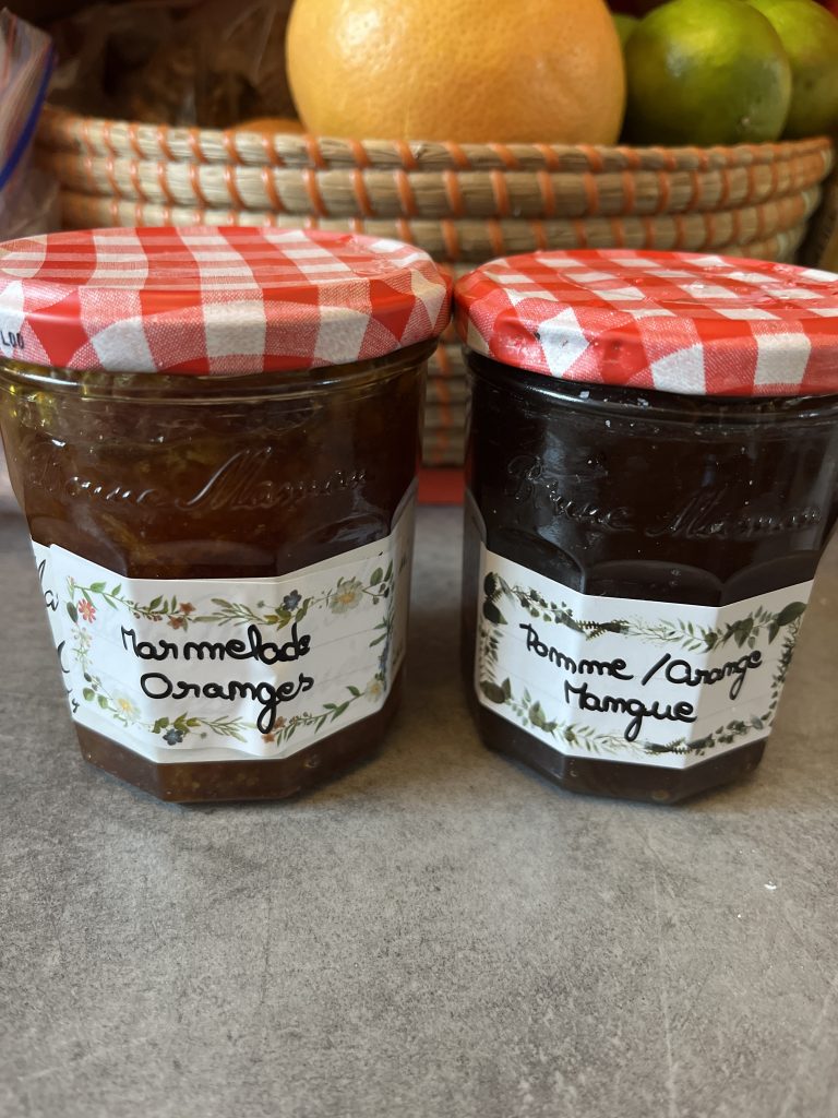Deux pots de confiture, étiquettes, couvercles à carreaux.
