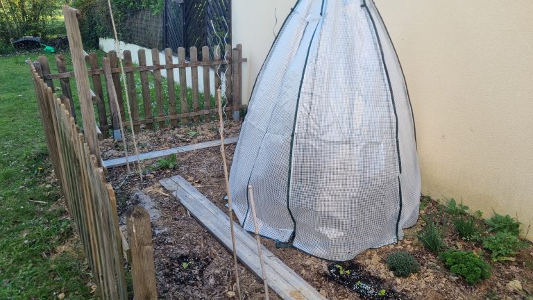Abri de jardin en tissu au potager.