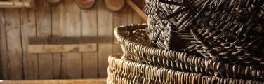 Paniers en osier sur une table en bois