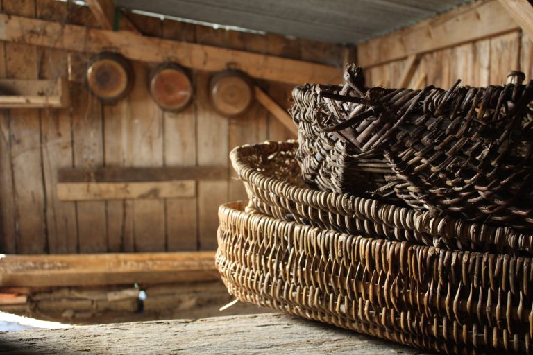 Paniers en osier sur une table en bois
